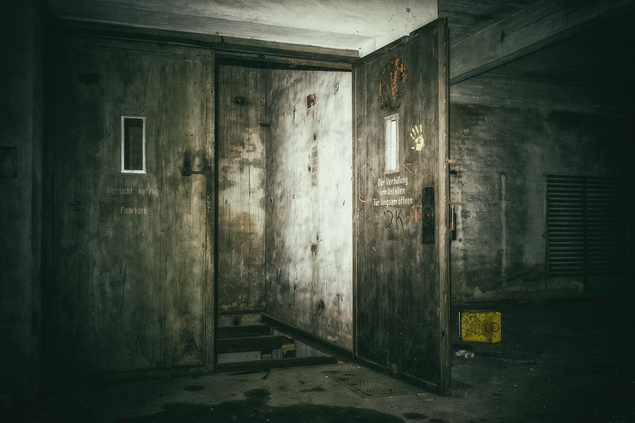 abandoned house in a horror flash fiction